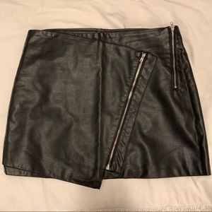 Lulu's black faux leather mini skirt size Medium zipper details